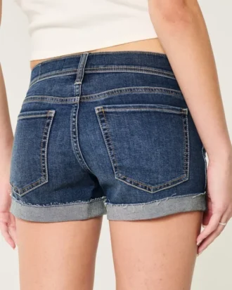 Krótkie spodenki jeansowe z niskim stanem, z przetarciami, w ciemnym kolorze Krótkie spodenki jeansowe z niskim stanem, z przetarciami, w ciemnym kolorze