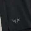 Krótkie spodenki sportowe z logo na połowie uda Krótkie spodenki sportowe z logo na połowie uda