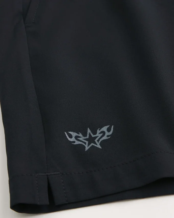 Krótkie spodenki sportowe z logo na połowie uda Krótkie spodenki sportowe z logo na połowie uda