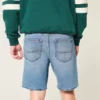Luźne szorty jeansowe powyżej kolan Luźne szorty jeansowe powyżej kolan