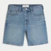 Luźne szorty jeansowe powyżej kolan Luźne szorty jeansowe powyżej kolan