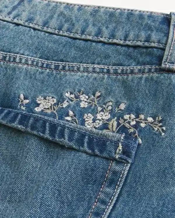 Mini spódniczka jeansowa z haftem, średnio prana Mini spódniczka jeansowa z haftem, średnio prana