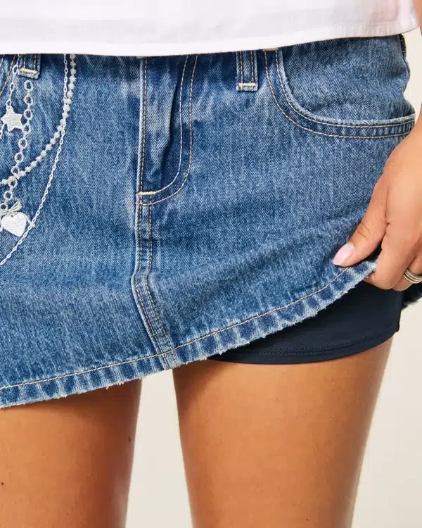 Mini spódniczka jeansowa z haftowanym łańcuszkiem, średnio sprana Mini spódniczka jeansowa z haftowanym łańcuszkiem, średnio sprana