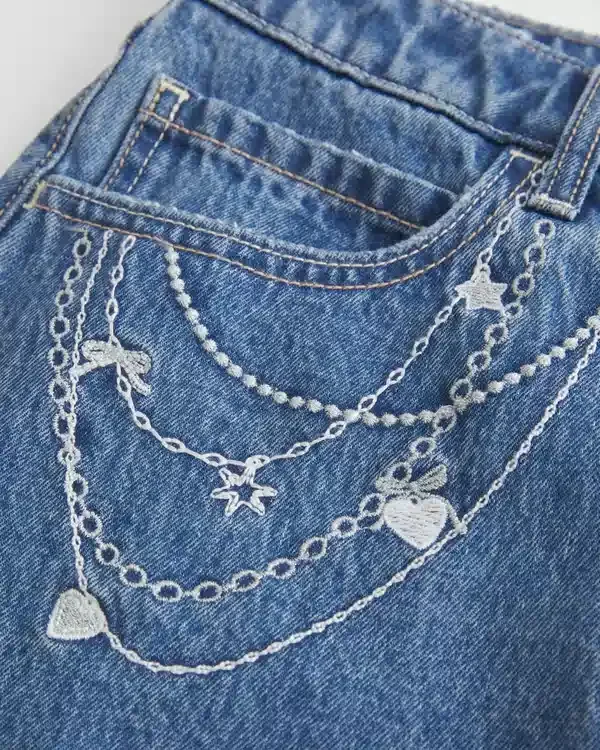 Mini spódniczka jeansowa z haftowanym łańcuszkiem, średnio sprana Mini spódniczka jeansowa z haftowanym łańcuszkiem, średnio sprana
