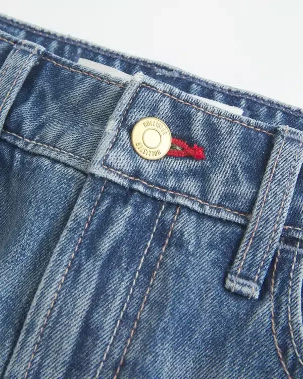 Mini spódniczka jeansowa z niskim stanem i czerwonymi szwami Mini spódniczka jeansowa z niskim stanem i czerwonymi szwami