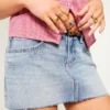 Mini spódniczka jeansowa z niskim stanem i haftowaną gwiazdą Mini spódniczka jeansowa z niskim stanem i haftowaną gwiazdą