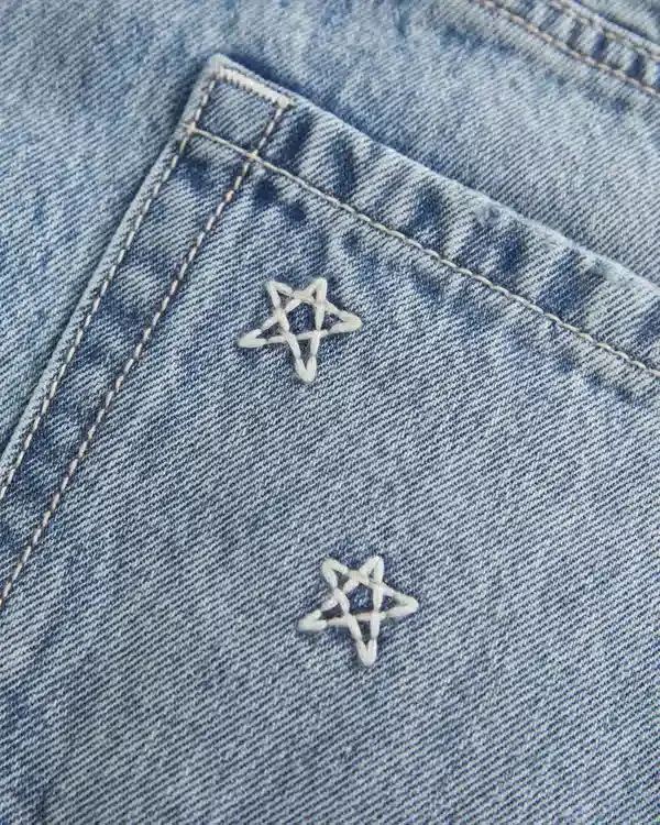 Mini spódniczka jeansowa z niskim stanem i haftowaną gwiazdą Mini spódniczka jeansowa z niskim stanem i haftowaną gwiazdą