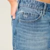 Mini spódniczka jeansowa z niskim stanem i haftowaną kokardką Mini spódniczka jeansowa z niskim stanem i haftowaną kokardką