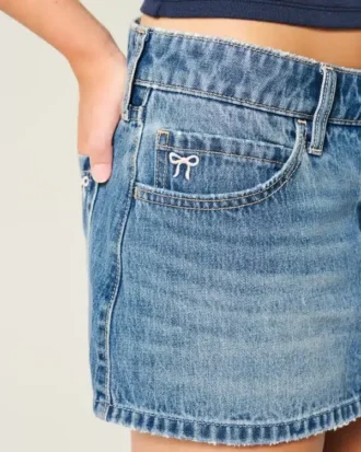 Mini spódniczka jeansowa z niskim stanem i haftowaną kokardką