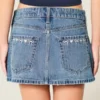 Mini spódniczka jeansowa z niskim stanem i haftowaną kokardką Mini spódniczka jeansowa z niskim stanem i haftowaną kokardką