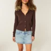 Mini spódniczka jeansowa z niskim stanem, średnim odcieniem i ćwiekami Mini spódniczka jeansowa z niskim stanem, średnim odcieniem i ćwiekami
