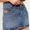 Mini spódniczka jeansowa z niskim stanem, średnim wypraniem i haftowaną flagą Mini spódniczka jeansowa z niskim stanem, średnim wypraniem i haftowaną flagą