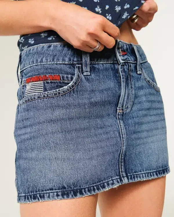 Mini spódniczka jeansowa z niskim stanem, średnim wypraniem i haftowaną flagą Mini spódniczka jeansowa z niskim stanem, średnim wypraniem i haftowaną flagą