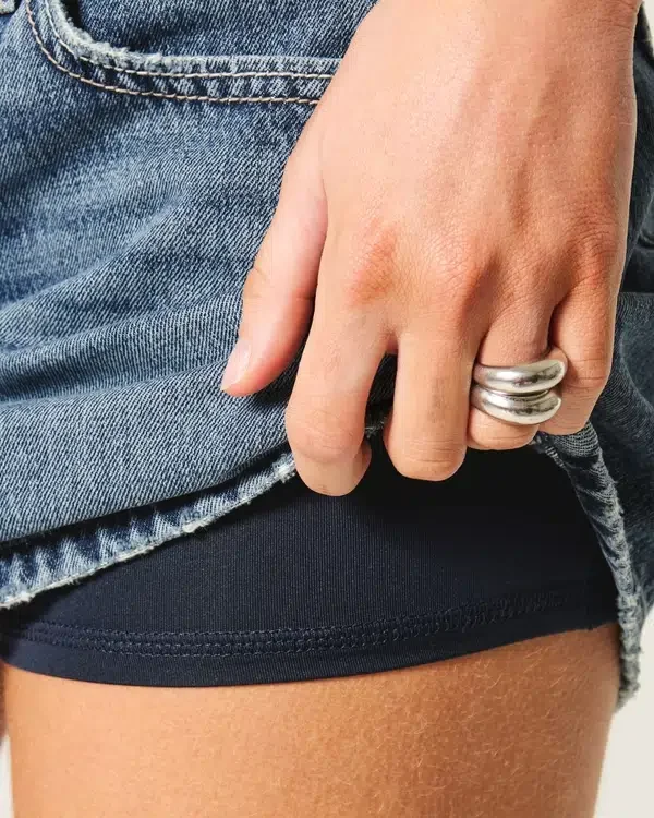 Mini spódniczka jeansowa z niskim stanem, średnim wypraniem i haftowaną flagą Mini spódniczka jeansowa z niskim stanem, średnim wypraniem i haftowaną flagą