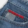 Mini spódniczka jeansowa z niskim stanem, średnim wypraniem i haftowaną flagą Mini spódniczka jeansowa z niskim stanem, średnim wypraniem i haftowaną flagą