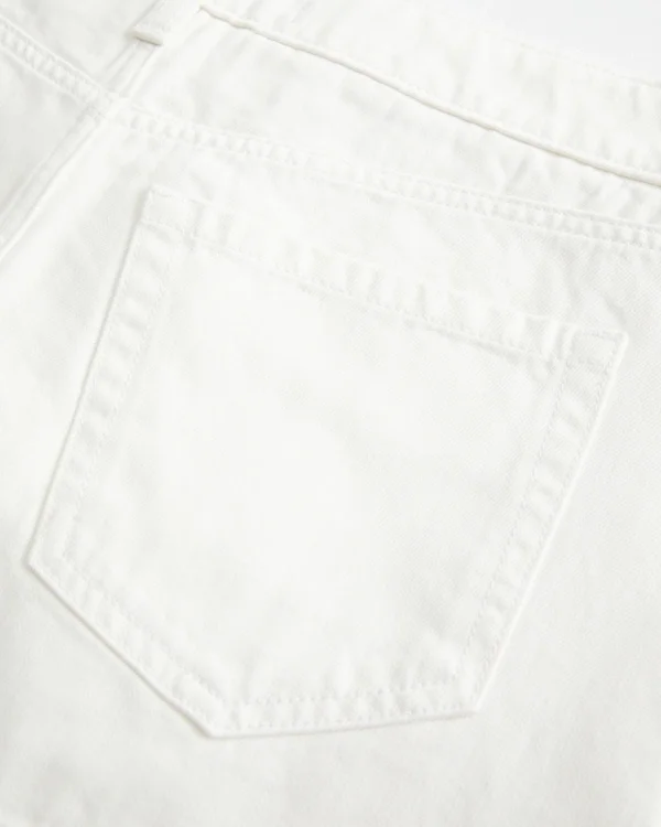 Mini spódniczka z białego denimu z niskim stanem Mini spódniczka z białego denimu z niskim stanem