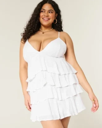 Mini sukienka babydoll z dekoltem w szpic i falbanami
