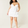 Mini sukienka babydoll z dekoltem w szpic i falbanami Mini sukienka babydoll z dekoltem w szpic i falbanami