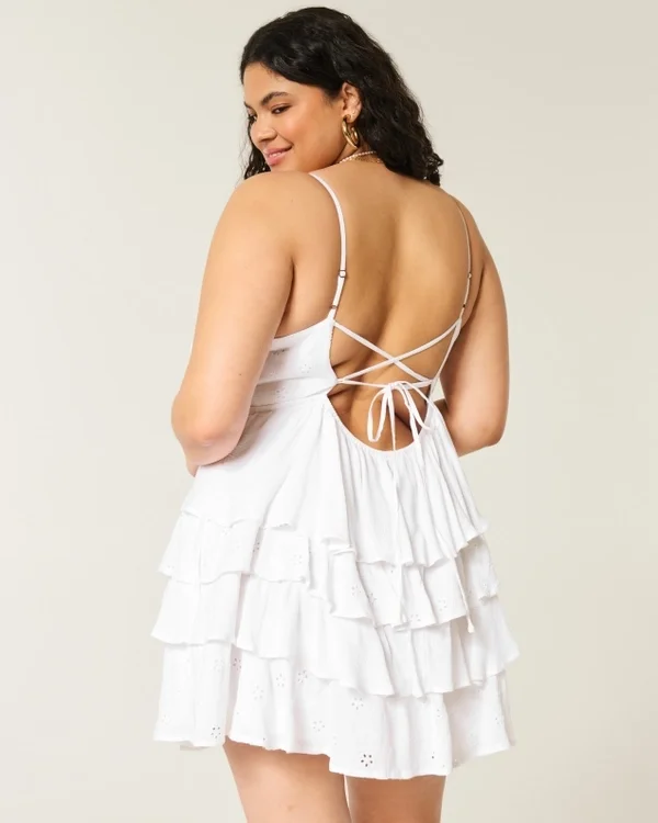 Mini sukienka babydoll z dekoltem w szpic i falbanami Mini sukienka babydoll z dekoltem w szpic i falbanami