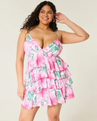 Mini sukienka babydoll z falbanami i dekoltem w szpic