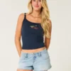 Mini szorty jeansowe z bardzo niskim stanem, przetarte, średnio sprane Mini szorty jeansowe z bardzo niskim stanem, przetarte, średnio sprane