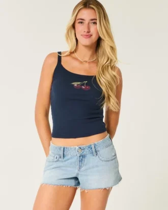 Mini szorty jeansowe z bardzo niskim stanem, przetarte, średnio sprane Mini szorty jeansowe z bardzo niskim stanem, przetarte, średnio sprane