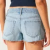 Mini szorty jeansowe z bardzo niskim stanem, przetarte, średnio sprane Mini szorty jeansowe z bardzo niskim stanem, przetarte, średnio sprane
