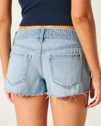 Mini szorty jeansowe z bardzo niskim stanem, przetarte, średnio sprane Mini szorty jeansowe z bardzo niskim stanem, przetarte, średnio sprane