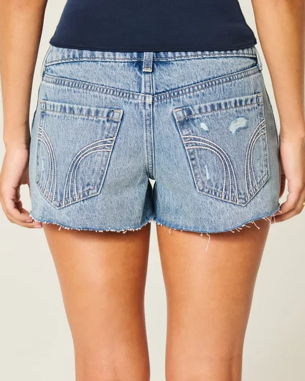 Mini szorty jeansowe z haftem i bardzo niskim stanem Mini szorty jeansowe z haftem i bardzo niskim stanem