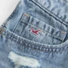 Mini szorty jeansowe z haftem i bardzo niskim stanem Mini szorty jeansowe z haftem i bardzo niskim stanem