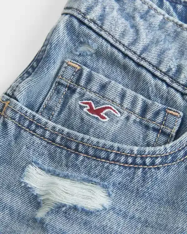 Mini szorty jeansowe z haftem i bardzo niskim stanem Mini szorty jeansowe z haftem i bardzo niskim stanem