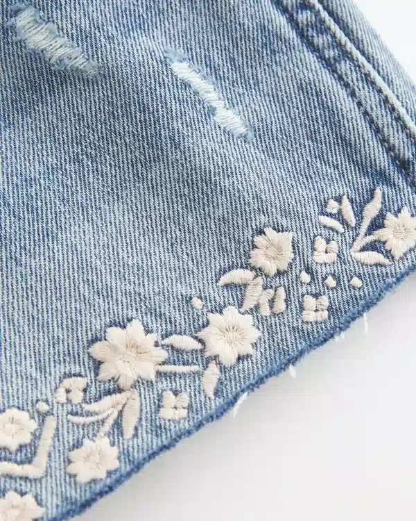 Mini szorty jeansowe z haftem i bardzo niskim stanem Mini szorty jeansowe z haftem i bardzo niskim stanem