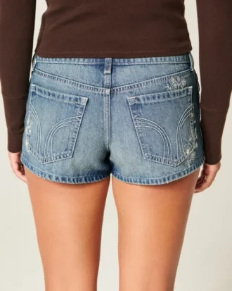 Mini szorty jeansowe z haftowanym kwiatowym wzorem, ultra niskim stanem i średnim odcieniem Mini szorty jeansowe z haftowanym kwiatowym wzorem, ultra niskim stanem i średnim odcieniem