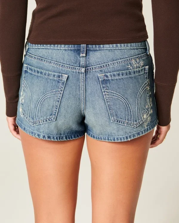 Mini szorty jeansowe z haftowanym kwiatowym wzorem, ultra niskim stanem i średnim odcieniem Mini szorty jeansowe z haftowanym kwiatowym wzorem, ultra niskim stanem i średnim odcieniem