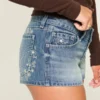 Mini szorty jeansowe z haftowanym kwiatowym wzorem, ultra niskim stanem i średnim odcieniem Mini szorty jeansowe z haftowanym kwiatowym wzorem, ultra niskim stanem i średnim odcieniem