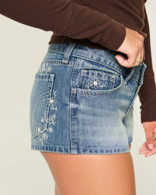 Mini szorty jeansowe z haftowanym kwiatowym wzorem, ultra niskim stanem i średnim odcieniem Mini szorty jeansowe z haftowanym kwiatowym wzorem, ultra niskim stanem i średnim odcieniem