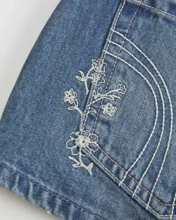 Mini szorty jeansowe z haftowanym kwiatowym wzorem, ultra niskim stanem i średnim odcieniem Mini szorty jeansowe z haftowanym kwiatowym wzorem, ultra niskim stanem i średnim odcieniem