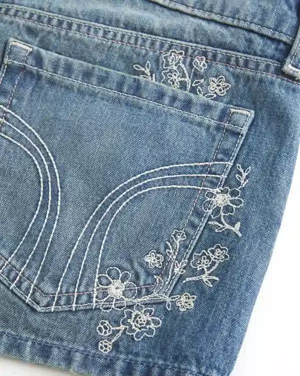 Mini szorty jeansowe z haftowanym kwiatowym wzorem, ultra niskim stanem i średnim odcieniem Mini szorty jeansowe z haftowanym kwiatowym wzorem, ultra niskim stanem i średnim odcieniem