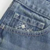 Mini szorty jeansowe z haftowanym kwiatowym wzorem, ultra niskim stanem i średnim odcieniem Mini szorty jeansowe z haftowanym kwiatowym wzorem, ultra niskim stanem i średnim odcieniem