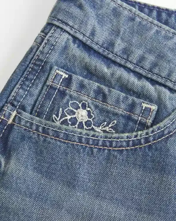 Mini szorty jeansowe z haftowanym kwiatowym wzorem, ultra niskim stanem i średnim odcieniem Mini szorty jeansowe z haftowanym kwiatowym wzorem, ultra niskim stanem i średnim odcieniem