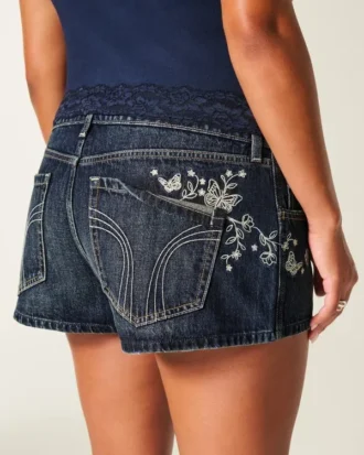Mini szorty jeansowe z haftowanym motylem, bardzo niski stan, ciemny kolor Mini szorty jeansowe z haftowanym motylem, bardzo niski stan, ciemny kolor