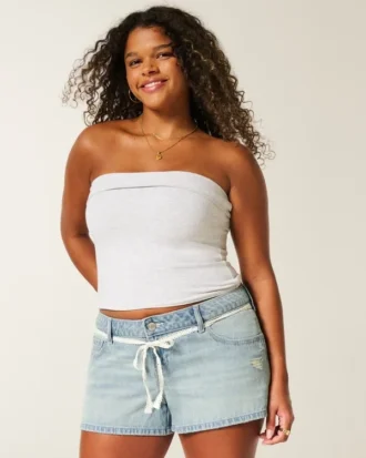 Mini szorty jeansowe z ultra niskim stanem, jasnym wybarwieniem i koronką do wiązania Mini szorty jeansowe z ultra niskim stanem, jasnym wybarwieniem i koronką do wiązania