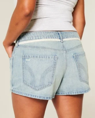 Mini szorty jeansowe z ultra niskim stanem, jasnym wybarwieniem i koronką do wiązania Mini szorty jeansowe z ultra niskim stanem, jasnym wybarwieniem i koronką do wiązania