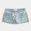 Mini szorty jeansowe z ultra niskim stanem, jasnym wybarwieniem i koronką do wiązania Mini szorty jeansowe z ultra niskim stanem, jasnym wybarwieniem i koronką do wiązania