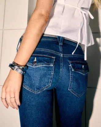 Niskie dżinsy bootcut w ciemnym kolorze