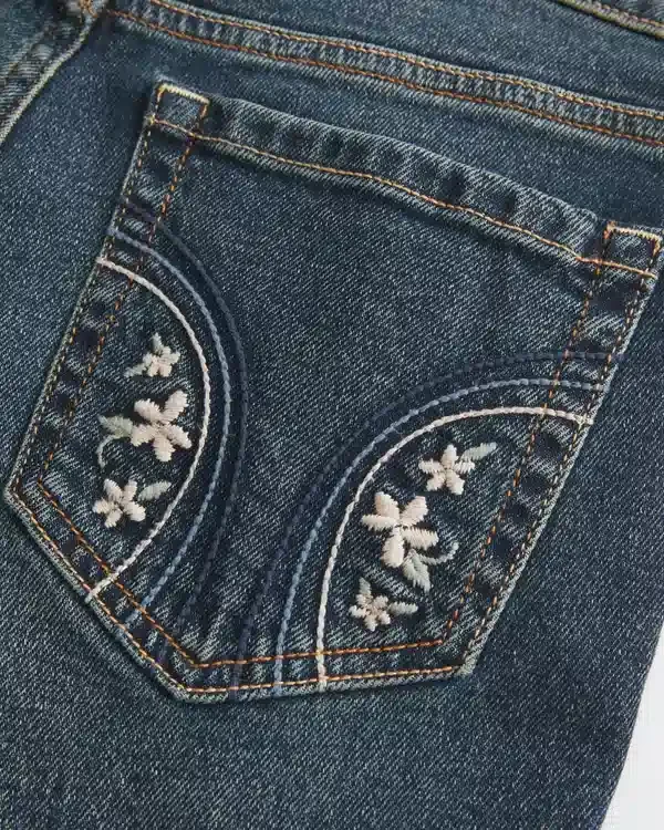 Niskie dżinsy bootcut z ciemnym praniem i haftem Niskie dżinsy bootcut z ciemnym praniem i haftem