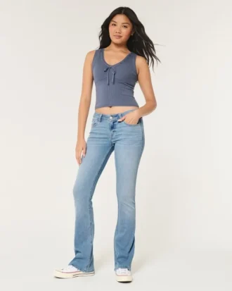 Niskie dżinsy typu bootcut w jasnym kolorze Niskie dżinsy typu bootcut w jasnym kolorze