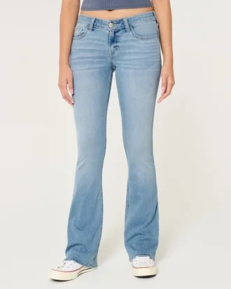 Niskie dżinsy typu bootcut w jasnym kolorze Niskie dżinsy typu bootcut w jasnym kolorze