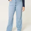 Obcisłe jeansy typu dad jeans z bardzo wysokim stanem i średnim odcieniem Obcisłe jeansy typu dad jeans z bardzo wysokim stanem i średnim odcieniem