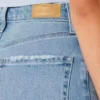 Obcisłe jeansy typu dad jeans z bardzo wysokim stanem i średnim odcieniem Obcisłe jeansy typu dad jeans z bardzo wysokim stanem i średnim odcieniem